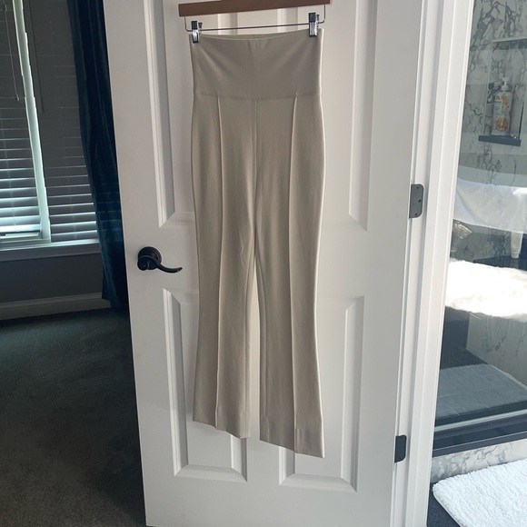 MM LAFLEUR The Shiloh Pant Washable Ponte
{$239} PEARL Cream Front Seam Cropped - Picture 4 of 9